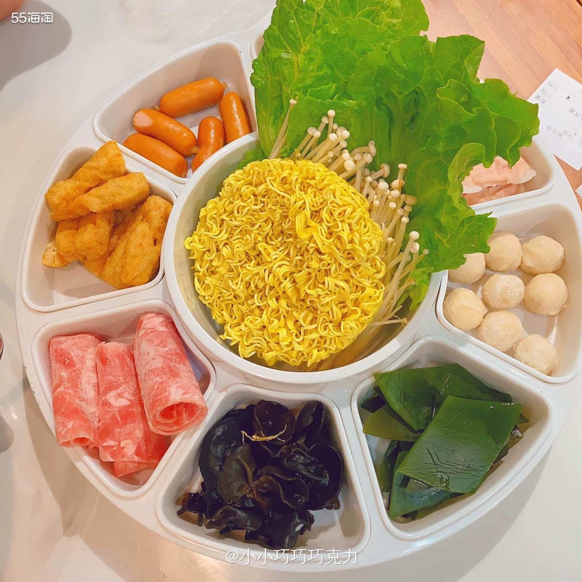 又是周一打工日看了眼菜单，周一食堂真是没一个我爱吃的菜，我家