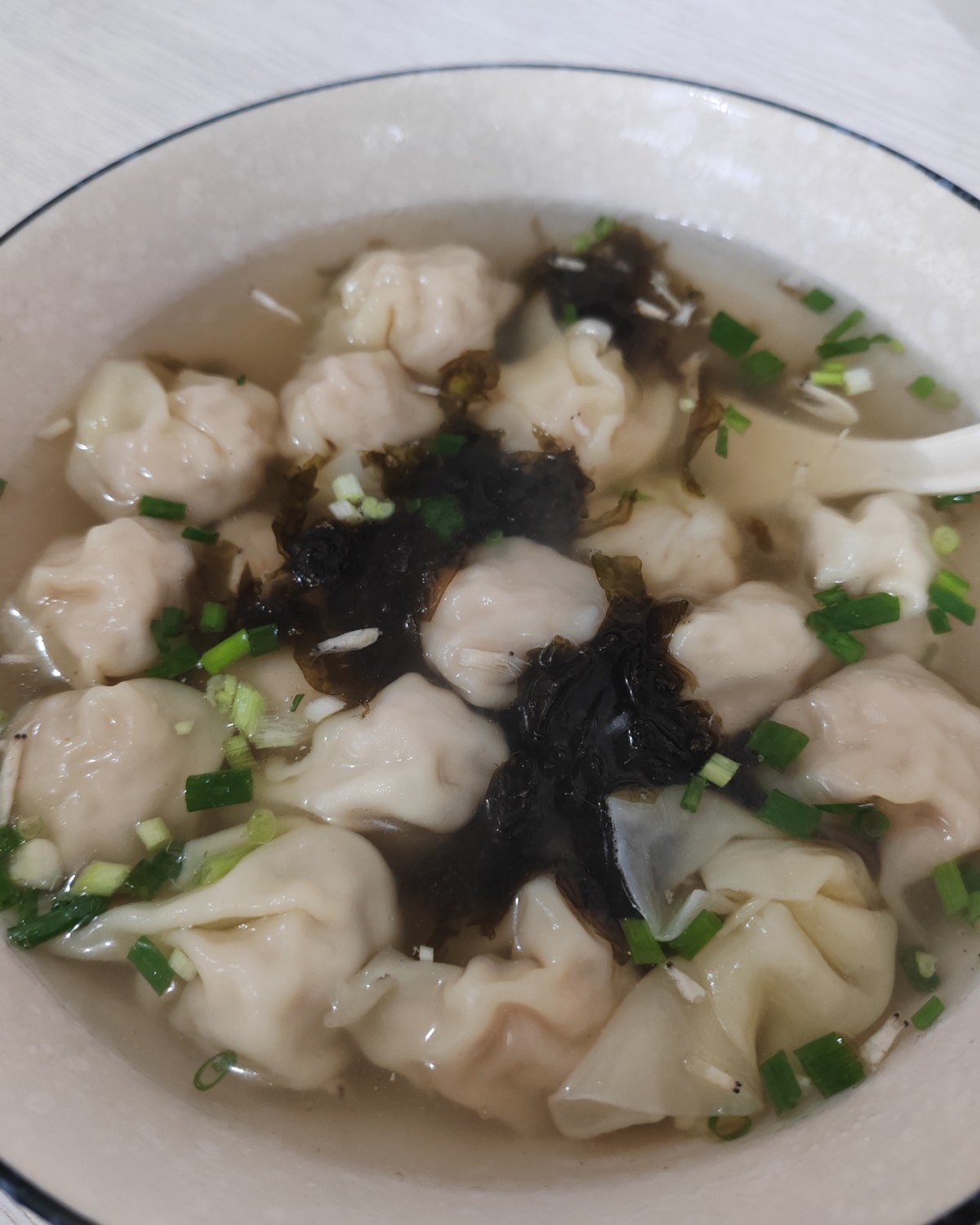 今天不知道吃什么当早餐，还是选择小馄饨吧！这是单位附近的一家