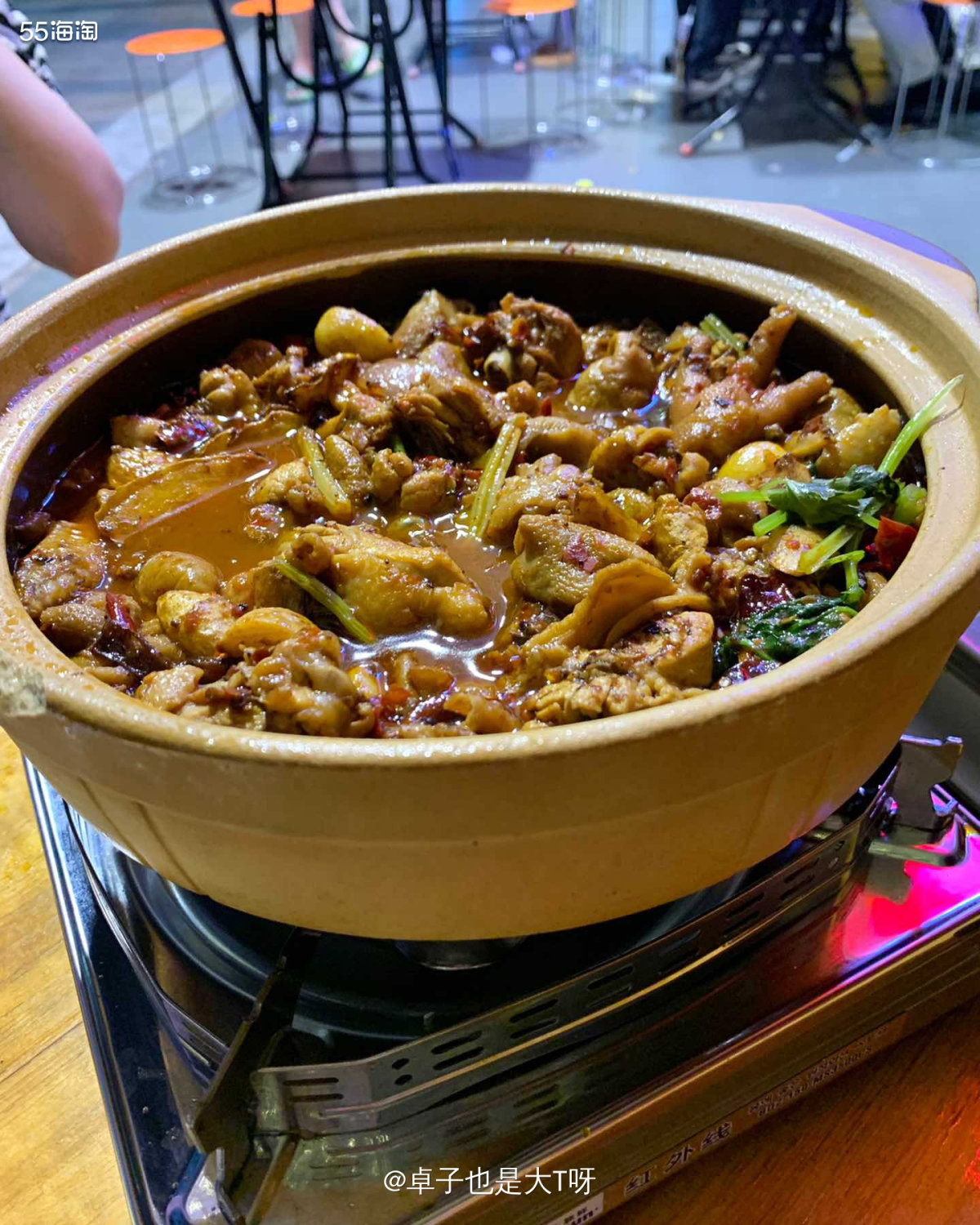 家楼下附近一条街开了好多餐厅，之前那边都没有人过去的，但是最
