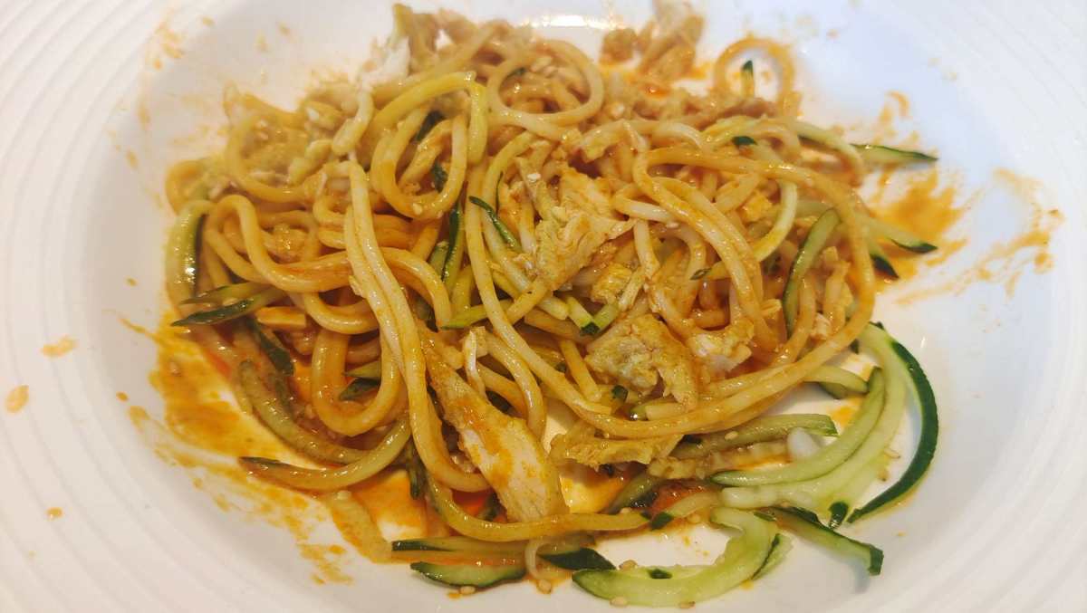 大家去点必胜客一定要试试，川味鸡丝面味道还不错 现在必胜客也