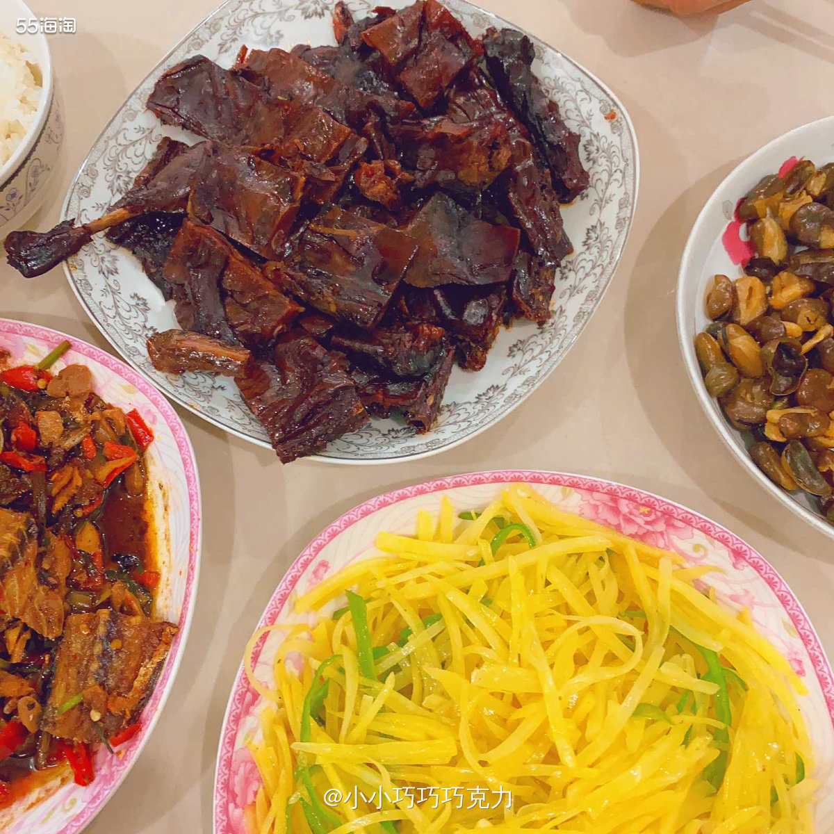这个周末又回家啦，在家里妈妈总是会做很多好吃的，简单的家常菜
