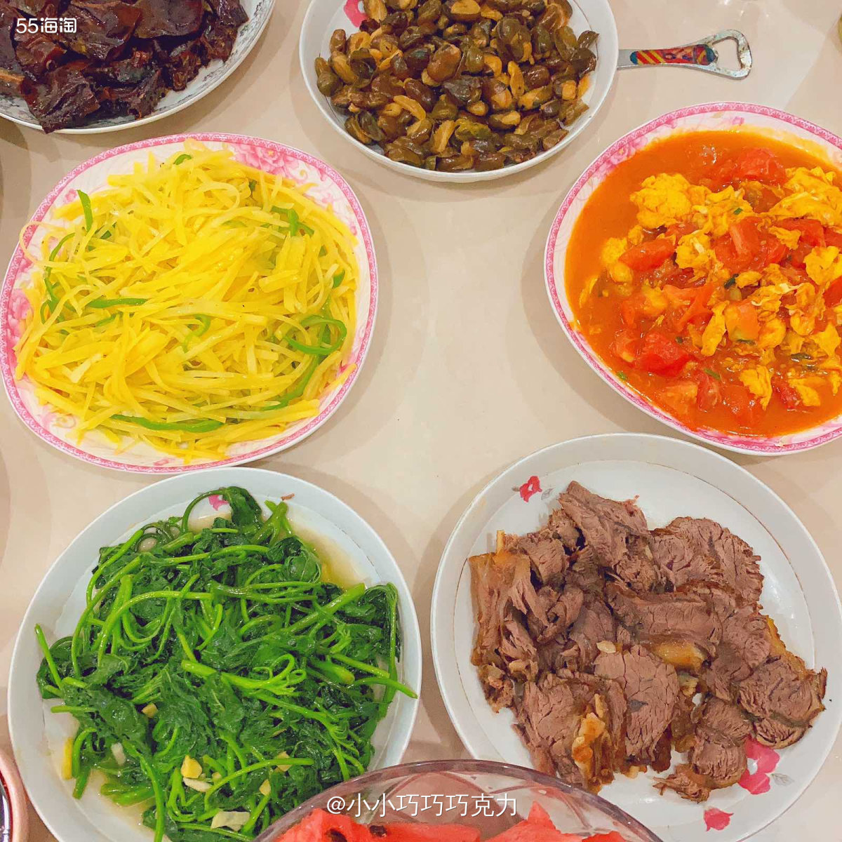 这个周末又回家啦，在家里妈妈总是会做很多好吃的，简单的家常菜