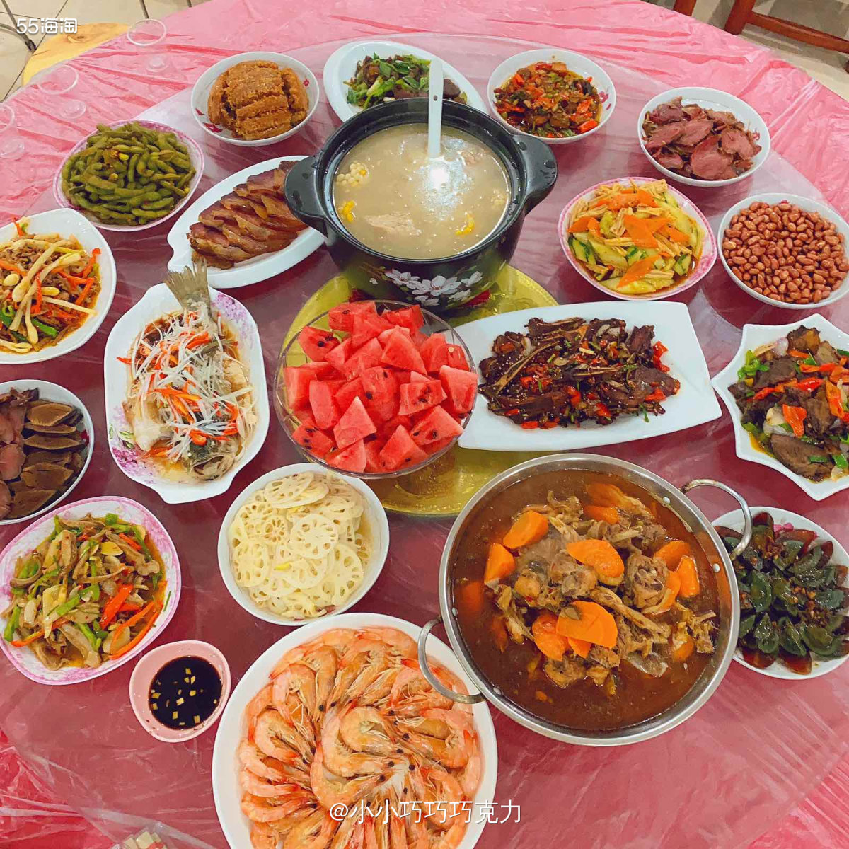 周密家里有客人妈妈又安排了超大一桌子好吃的，简直是像过年一样