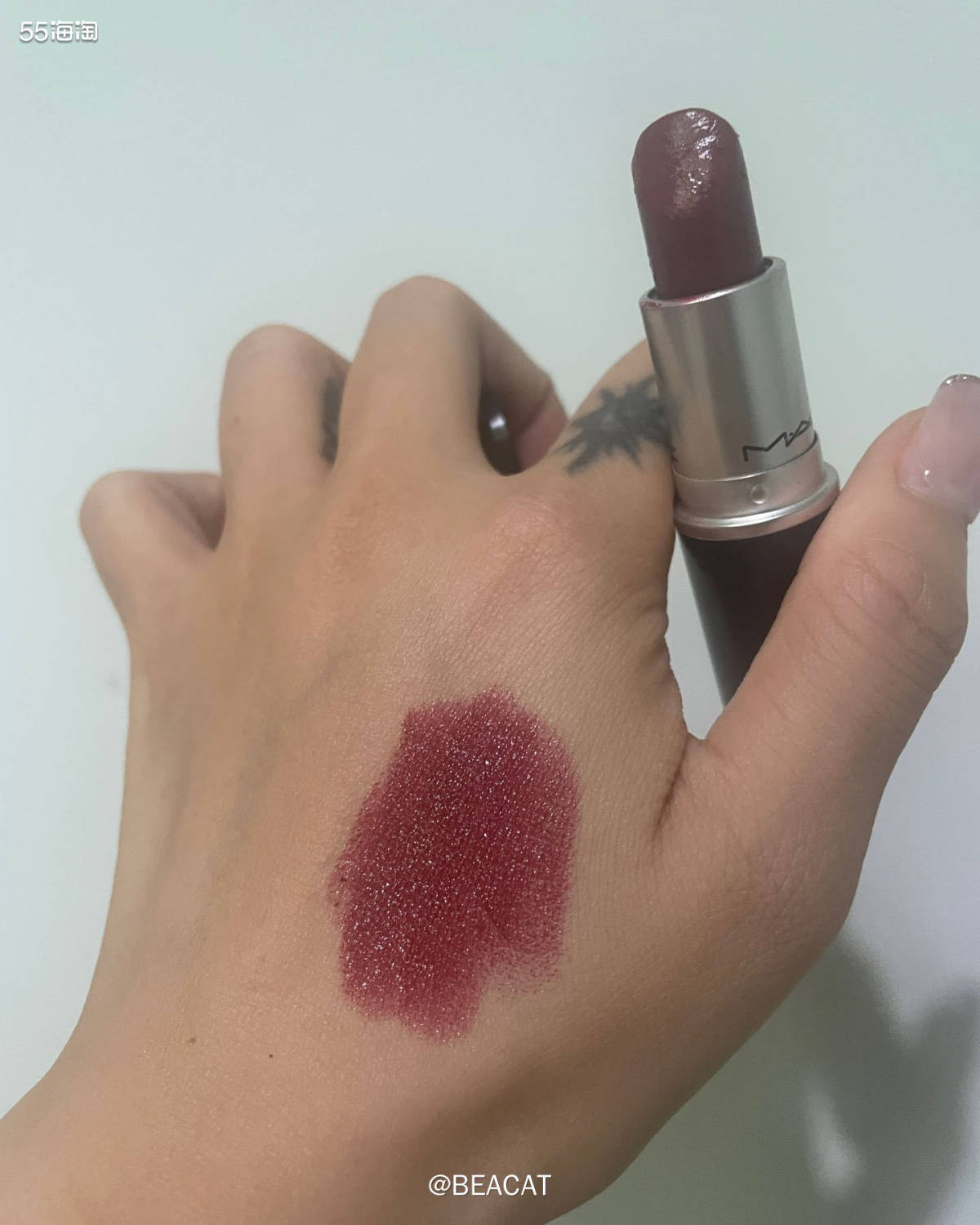 我人生中第一次给自己买的口红是MAC家的，到现在手里最多的也