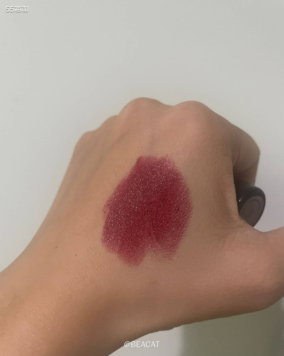 我人生中第一次给自己买的口红是MAC家的，到现在手里最多的也