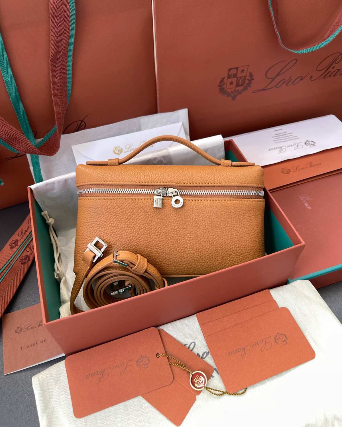 Extra Pocket小小一只，设计十分简约，却有种藏不住