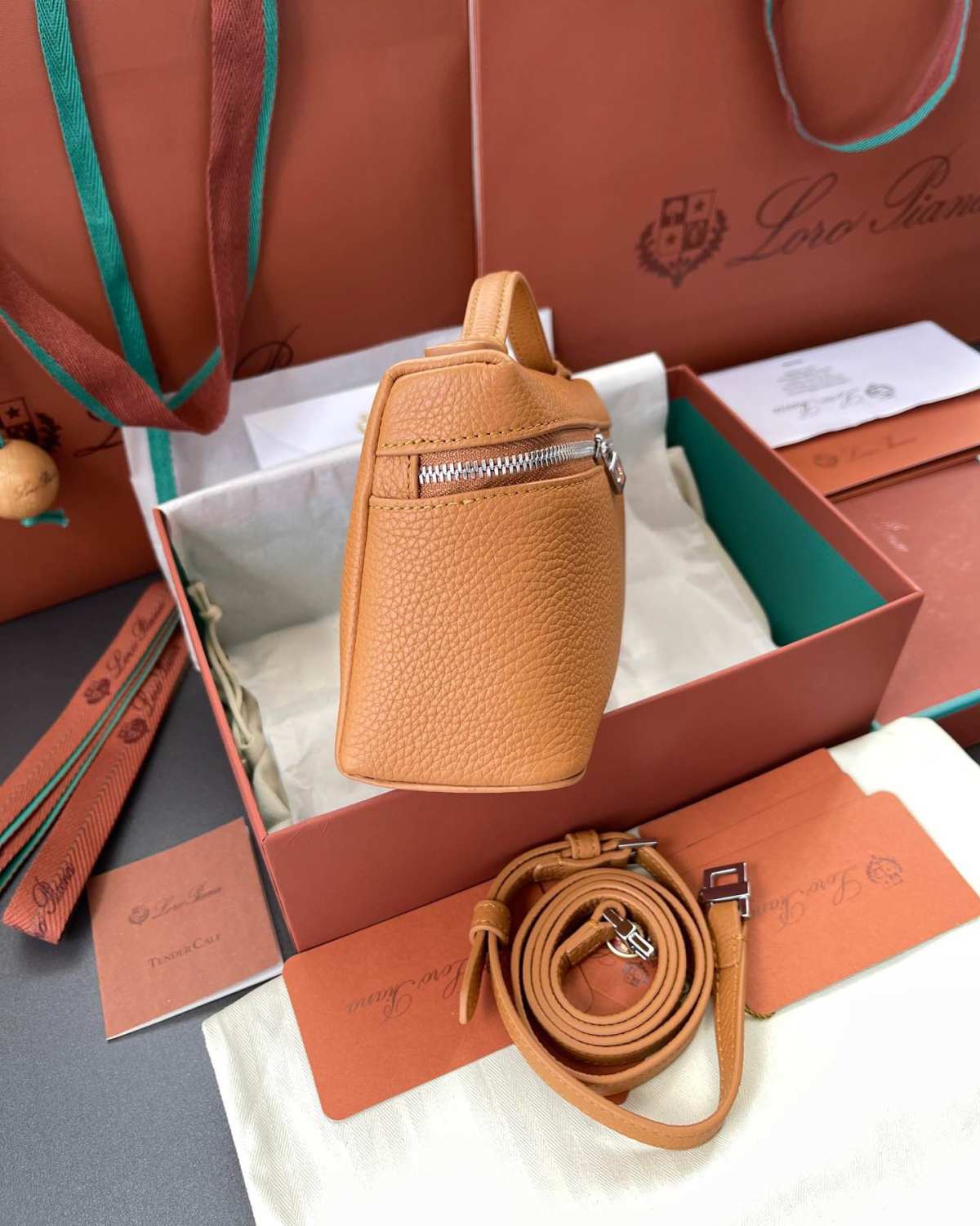 Extra Pocket小小一只，设计十分简约，却有种藏不住