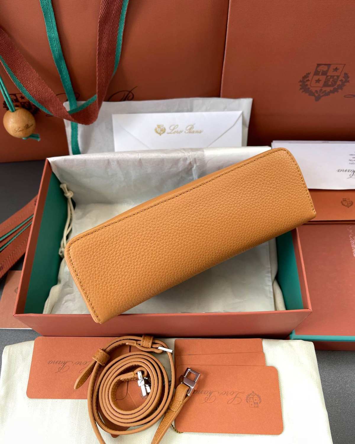 Extra Pocket小小一只，设计十分简约，却有种藏不住