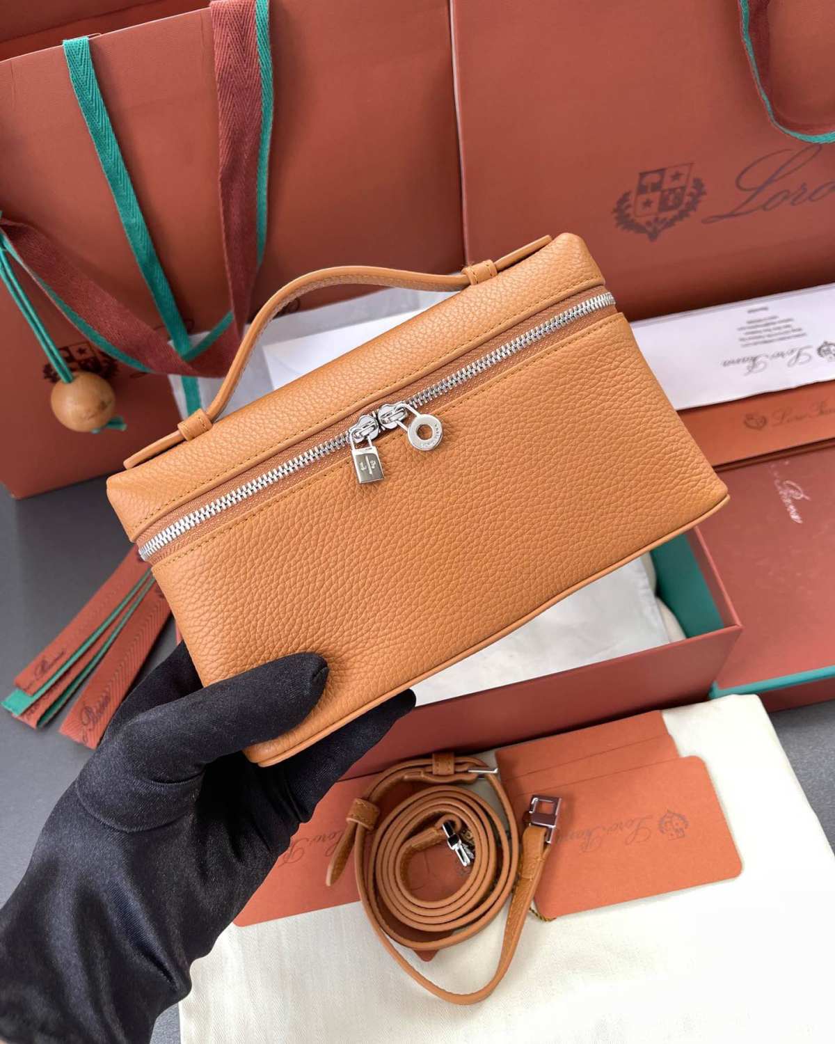 Extra Pocket小小一只，设计十分简约，却有种藏不住