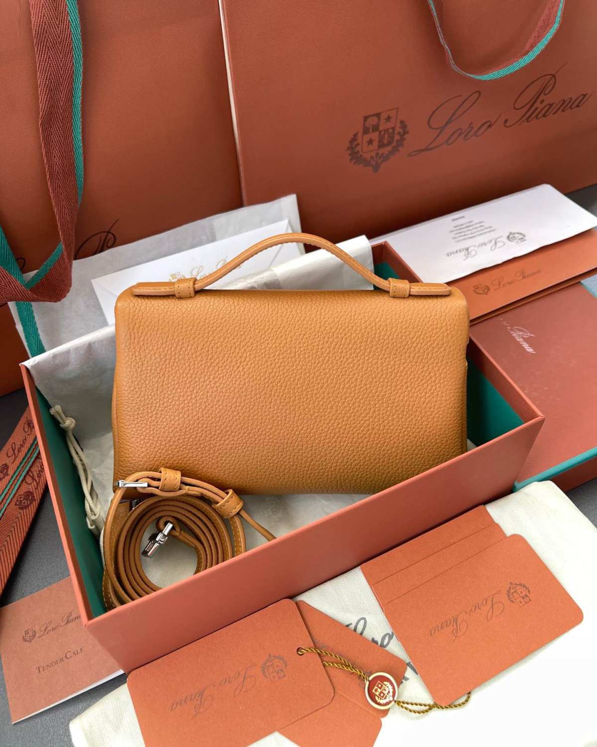 Extra Pocket小小一只，设计十分简约，却有种藏不住