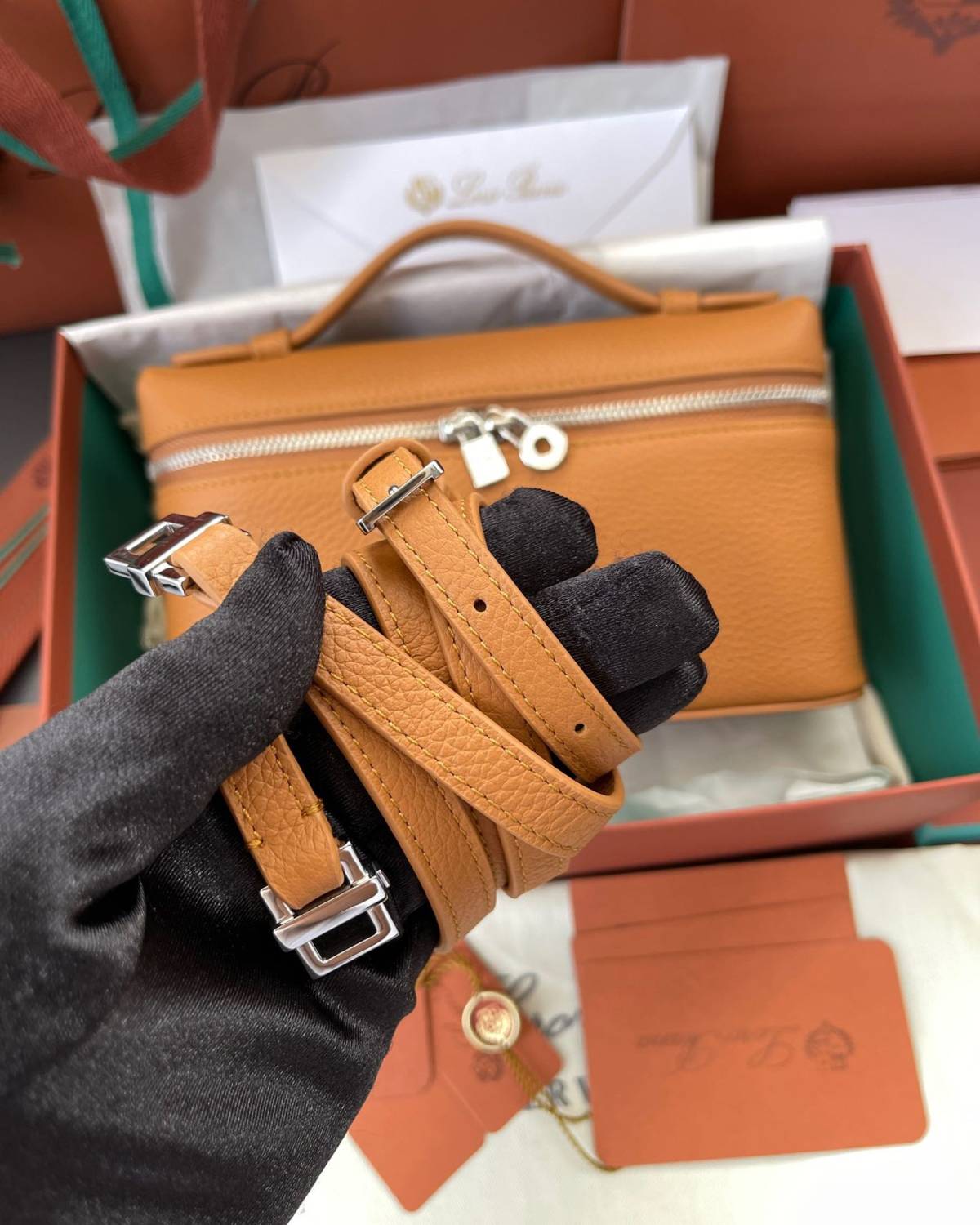 Extra Pocket小小一只，设计十分简约，却有种藏不住