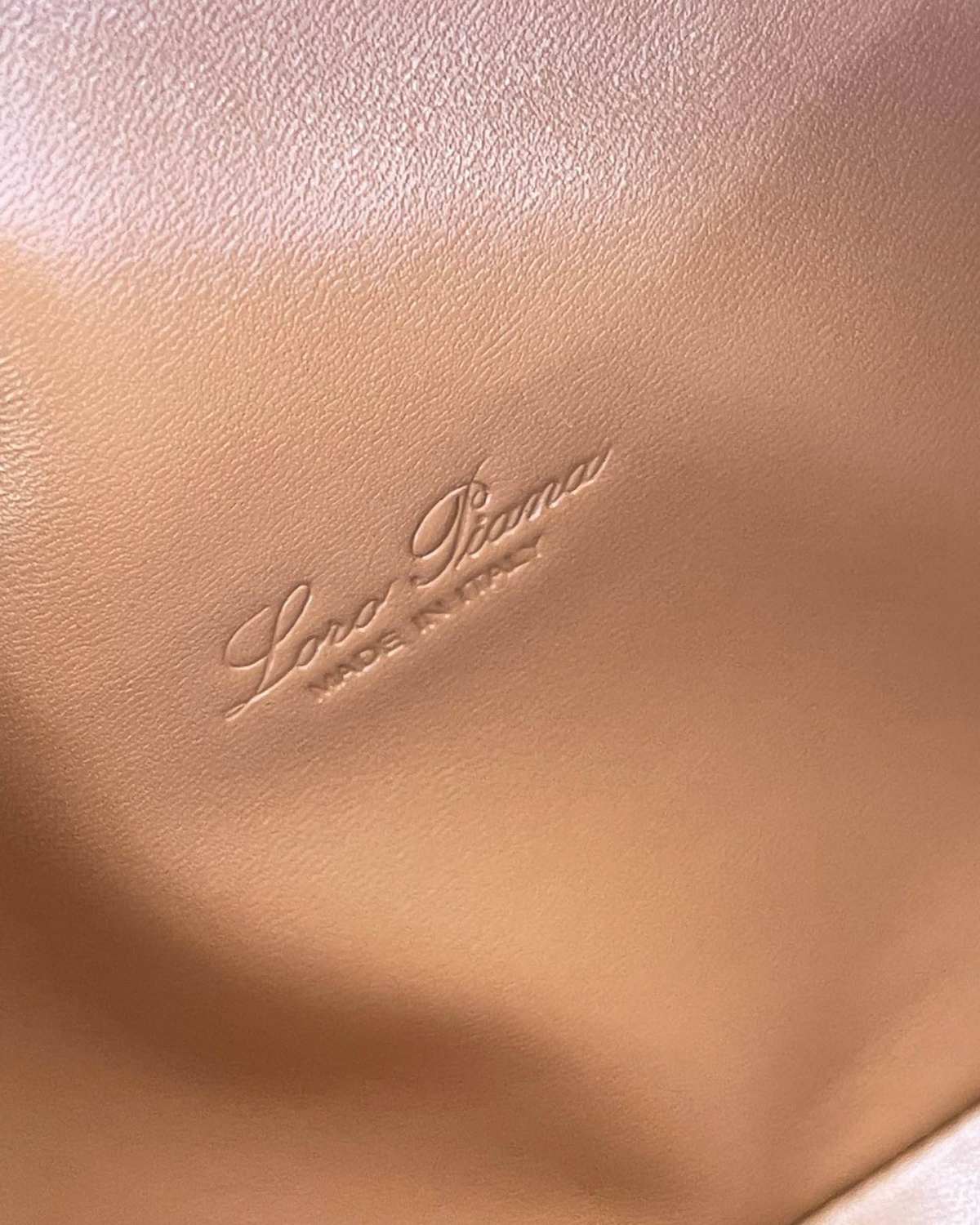 Extra Pocket小小一只，设计十分简约，却有种藏不住