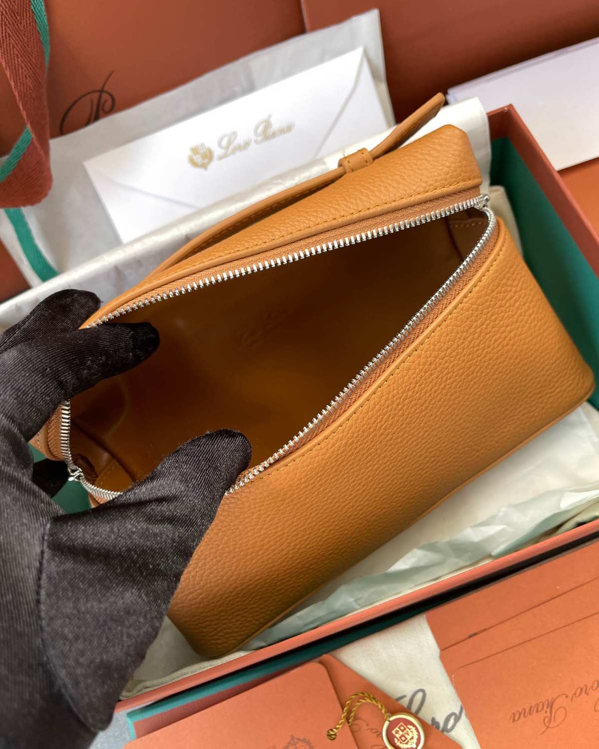 Extra Pocket小小一只，设计十分简约，却有种藏不住