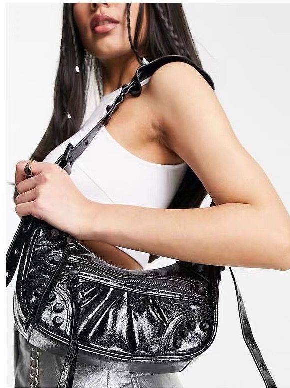 Steve Madden大家很熟悉专注鞋履品牌，款式潮流百搭