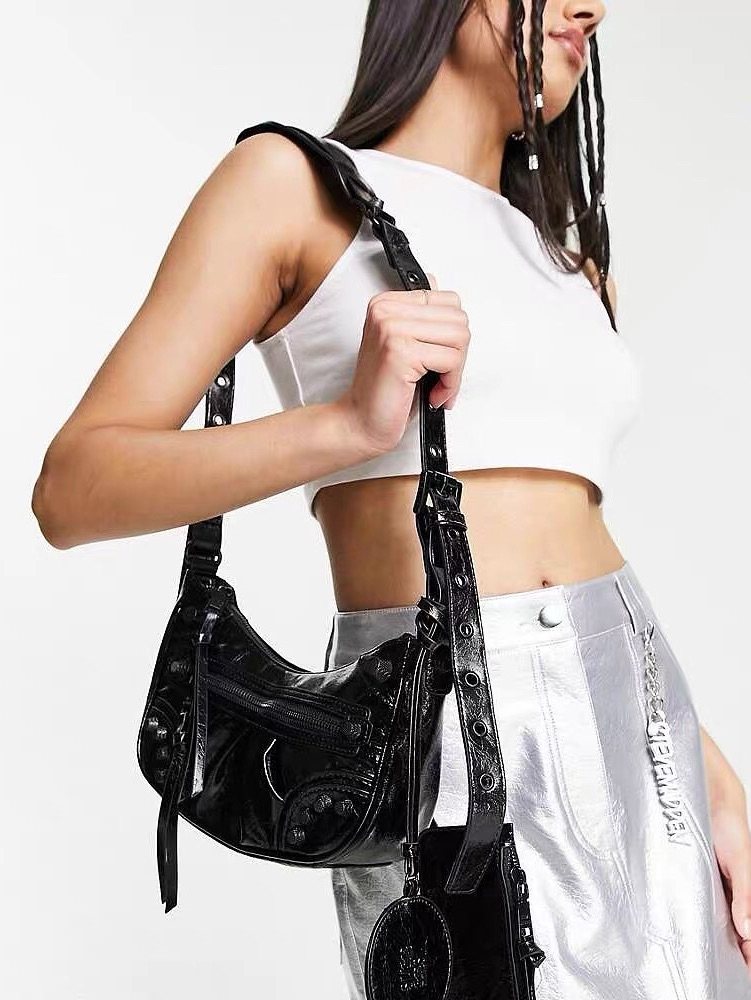 Steve Madden大家很熟悉专注鞋履品牌，款式潮流百搭