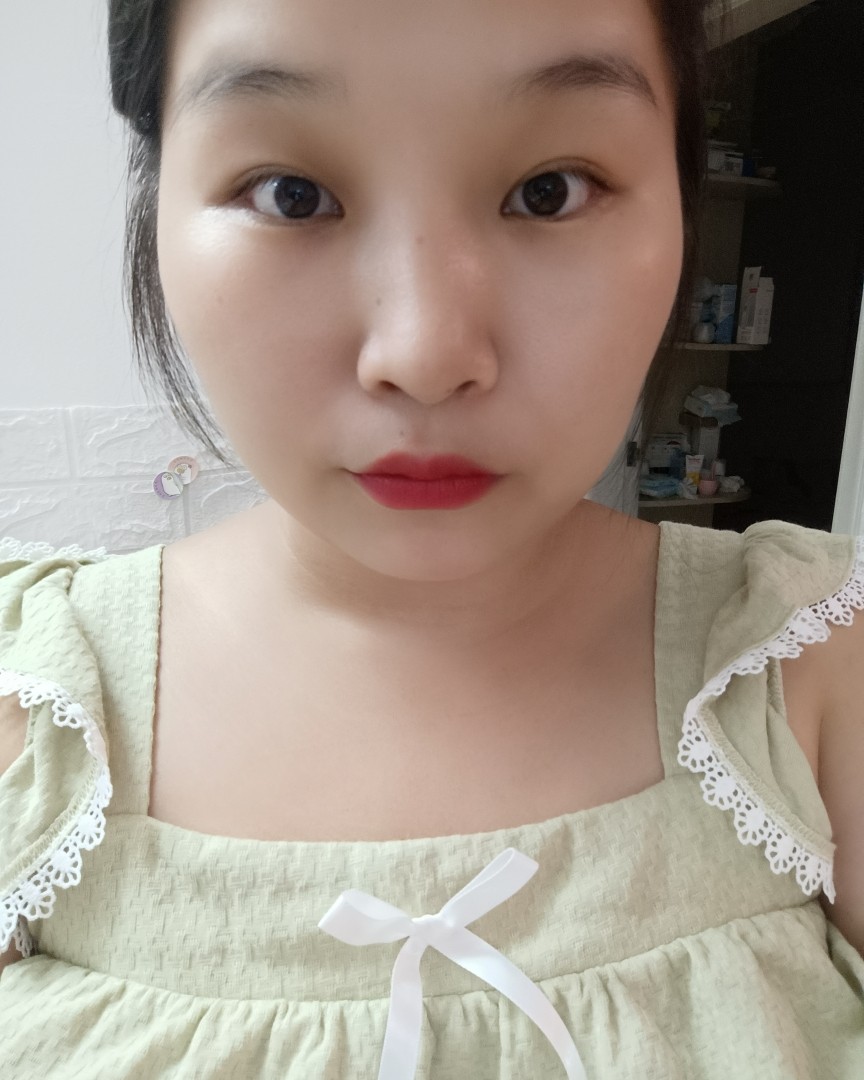其实现在我更加喜欢日常色系浅色一点，但是每次涂上迪奥999我
