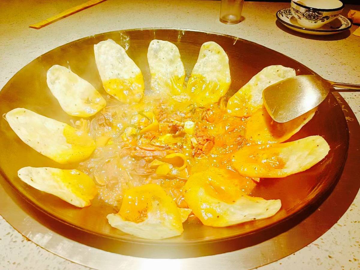 🍢因为十分喜欢吃鸡肉，这次去了一家地锅鸡，尤其是边上的饼，