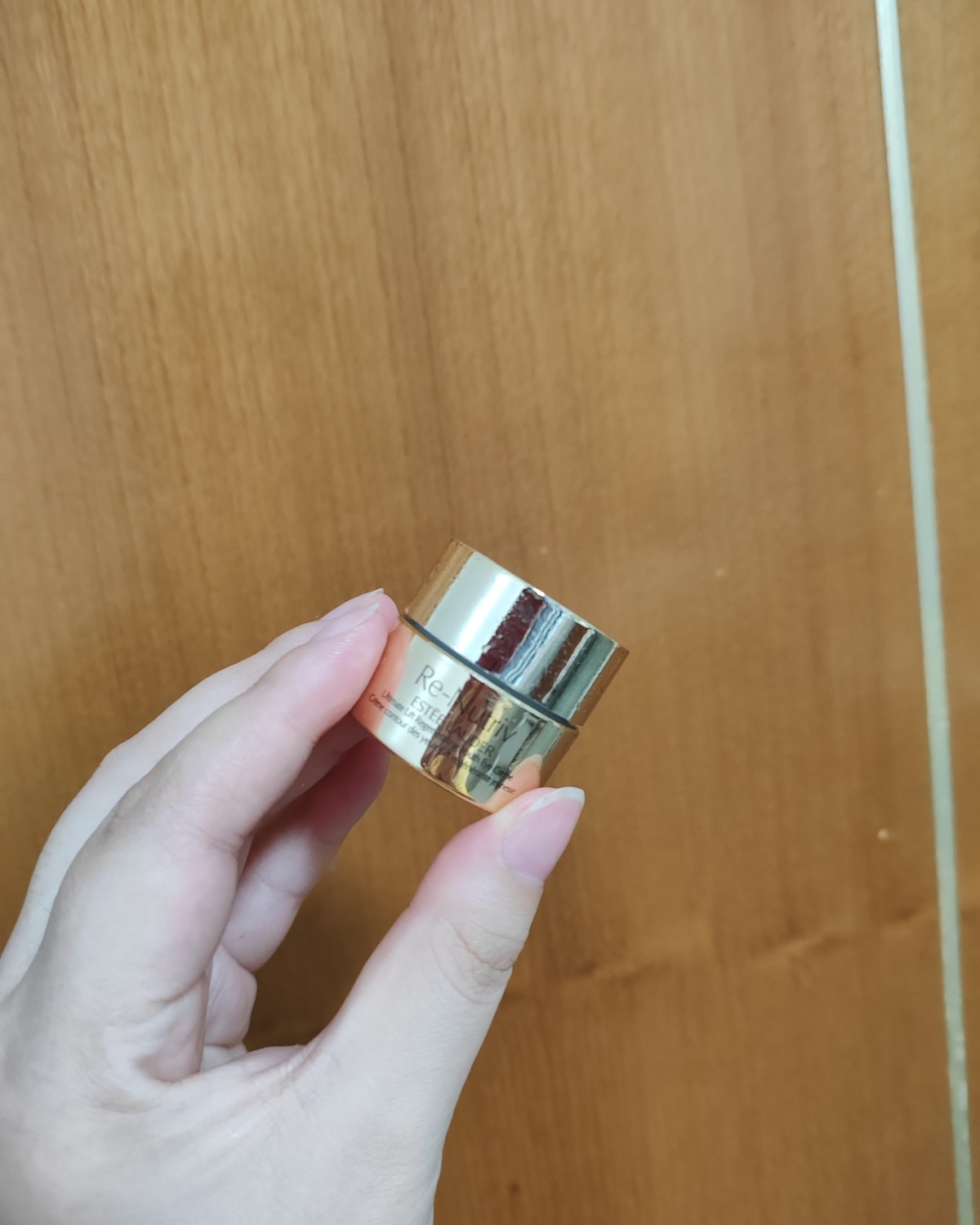 相信这个大家都不陌生吧，雅诗兰黛家的白金冻龄眼霜哈哈哈！也是