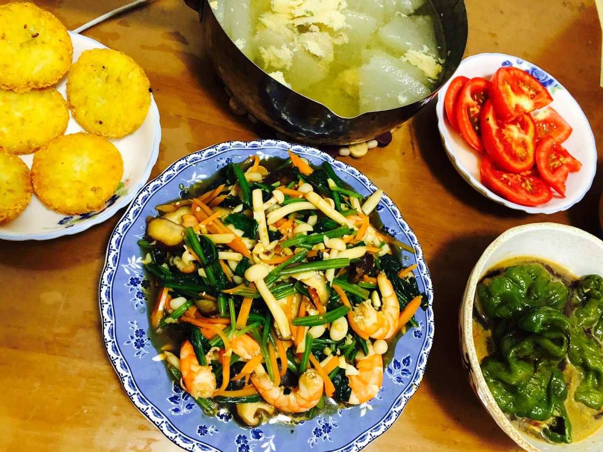 今天休息啦可以好好吃饭！中午煎了李佳琦直播间买的土豆饼😂夏