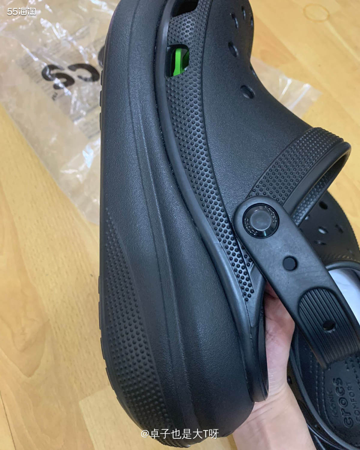 开箱产品:Crocs泡芙m7码 重量：1.0kg 转运：4P