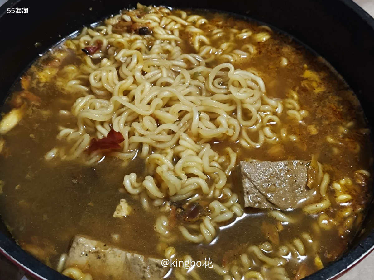 吃完凑凑还能再来一份鸭血豆腐的打包，适合在家煮火锅呀  周五