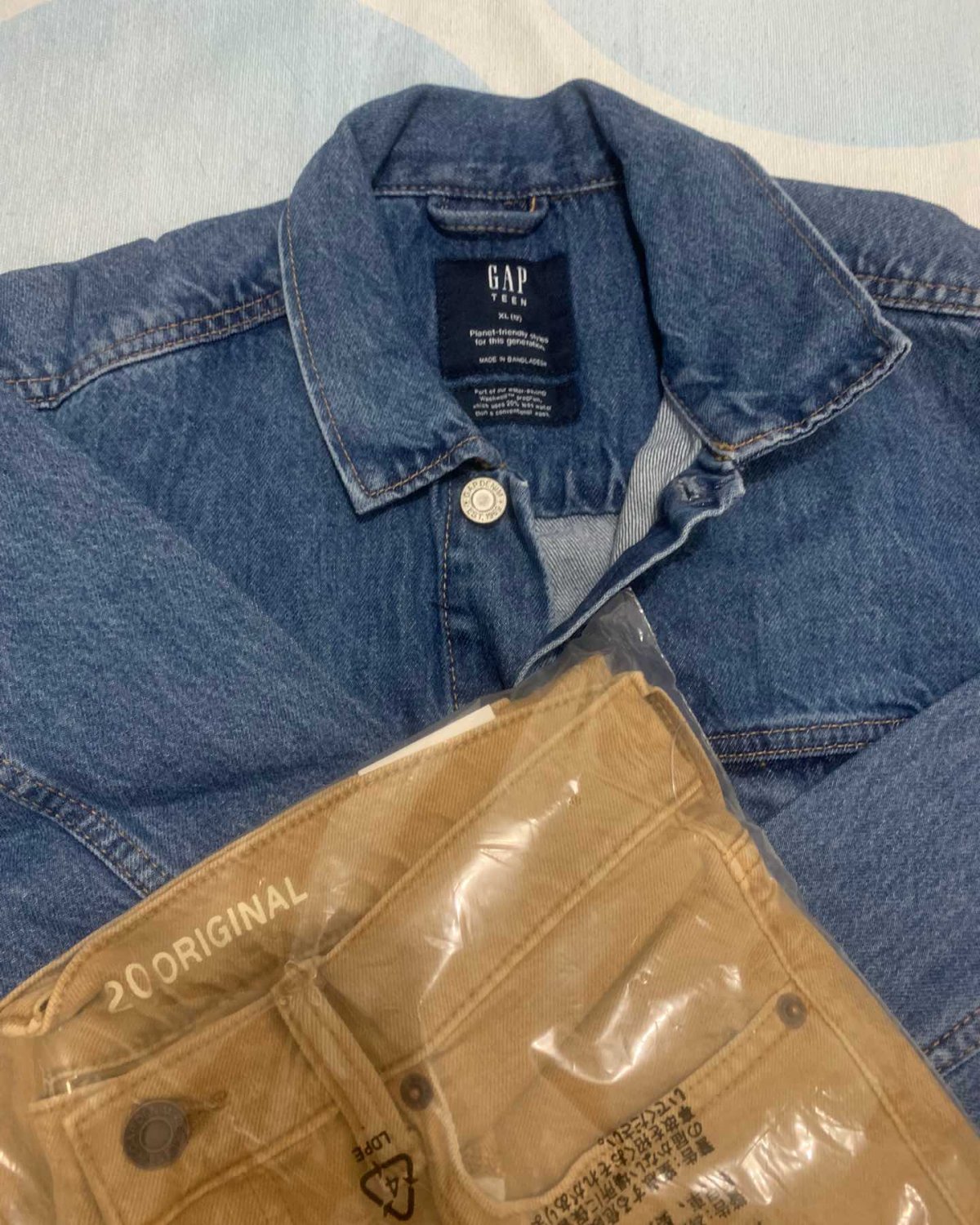 开箱这个包裹是在GAP买的，都是几刀的衣服，质量居然都很不错