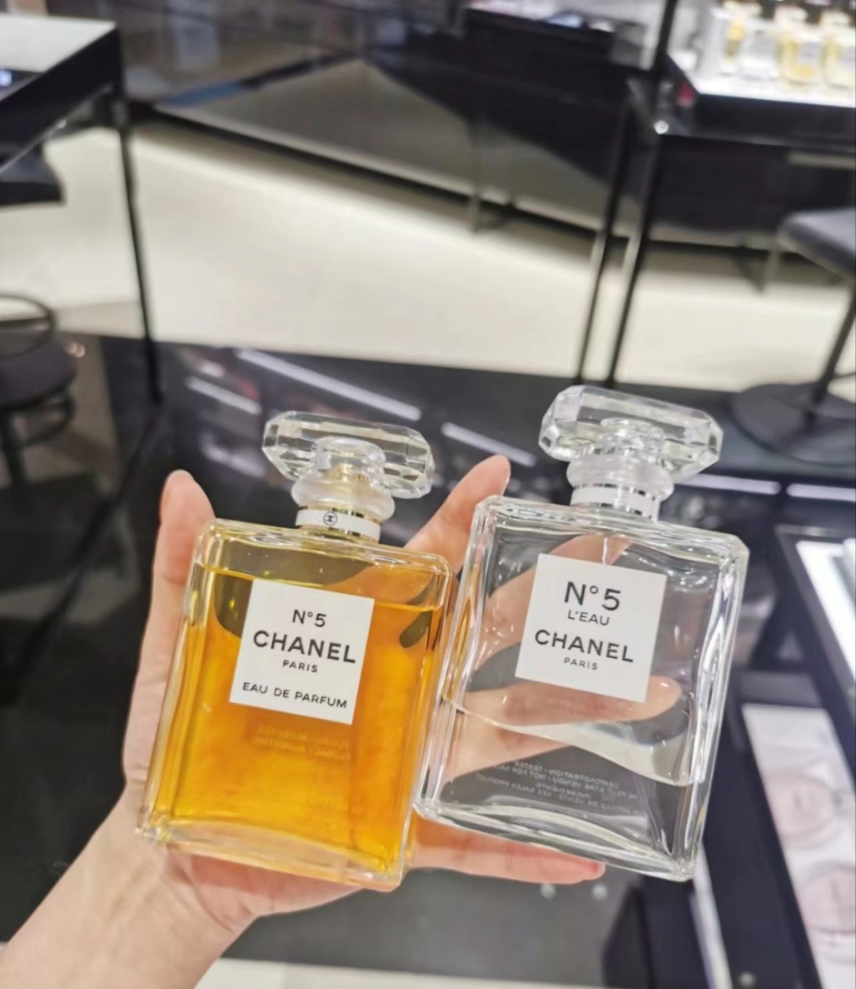 香奈儿家每一款香水都非常经典 虽然都是5号系列，二选一的话选