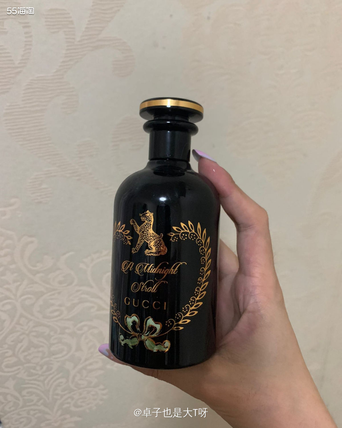 先说说我入手正装的这一个夜徘徊吧，他的瓶子是这种高级黑加上金