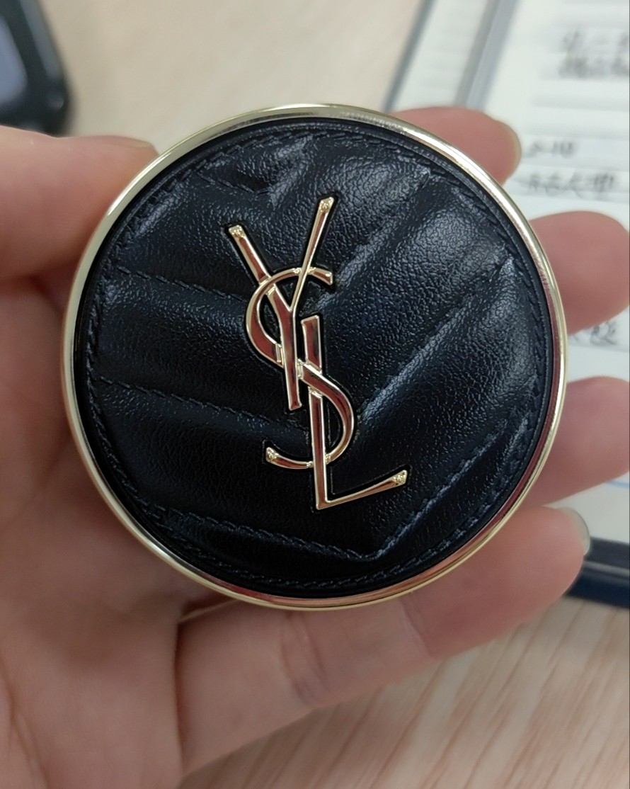 一样的自报家门：干敏皮+痘肌（花钱最多的肤质）  图一：菇小