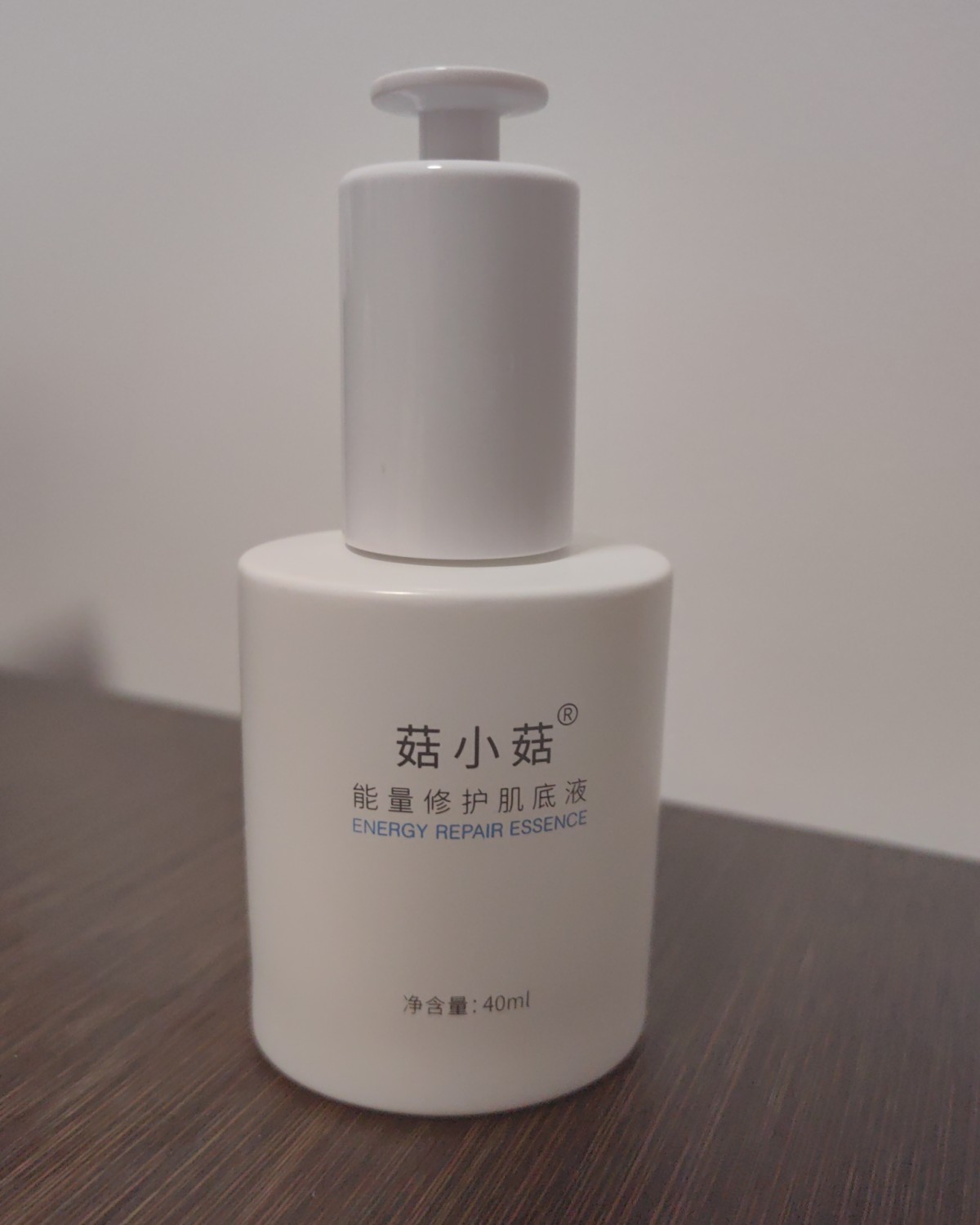一样的自报家门：干敏皮+痘肌（花钱最多的肤质）  图一：菇小
