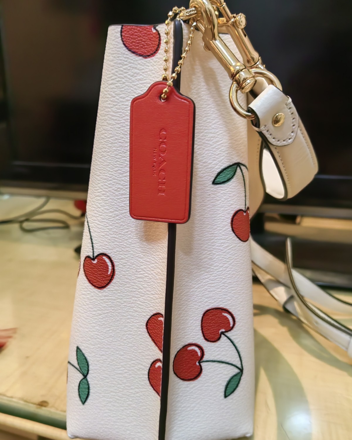 coach outlet买的包包啦～ 很少女很粉嫩哦～仅一个