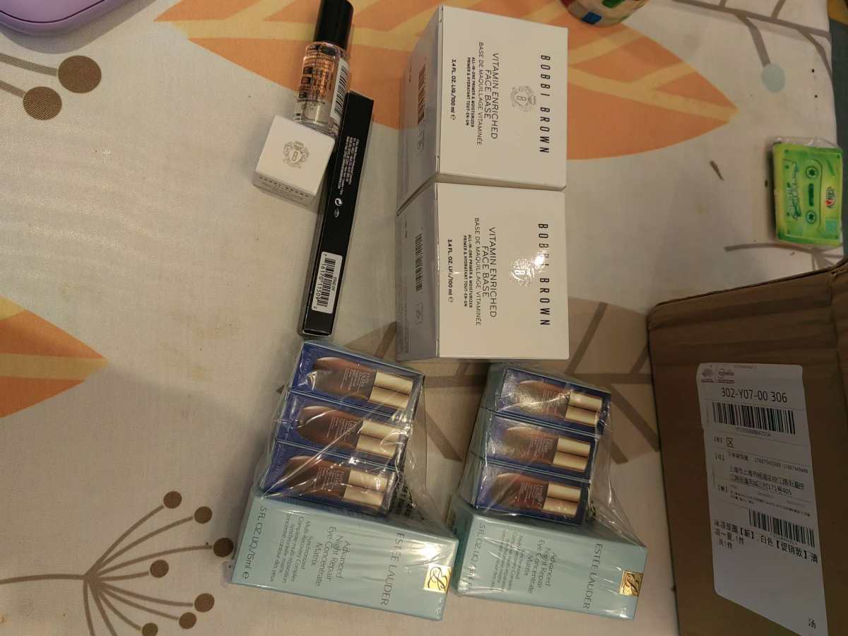 雅诗兰黛活动的时候冲的～ 美版眼精华15ml+5ml×3为一