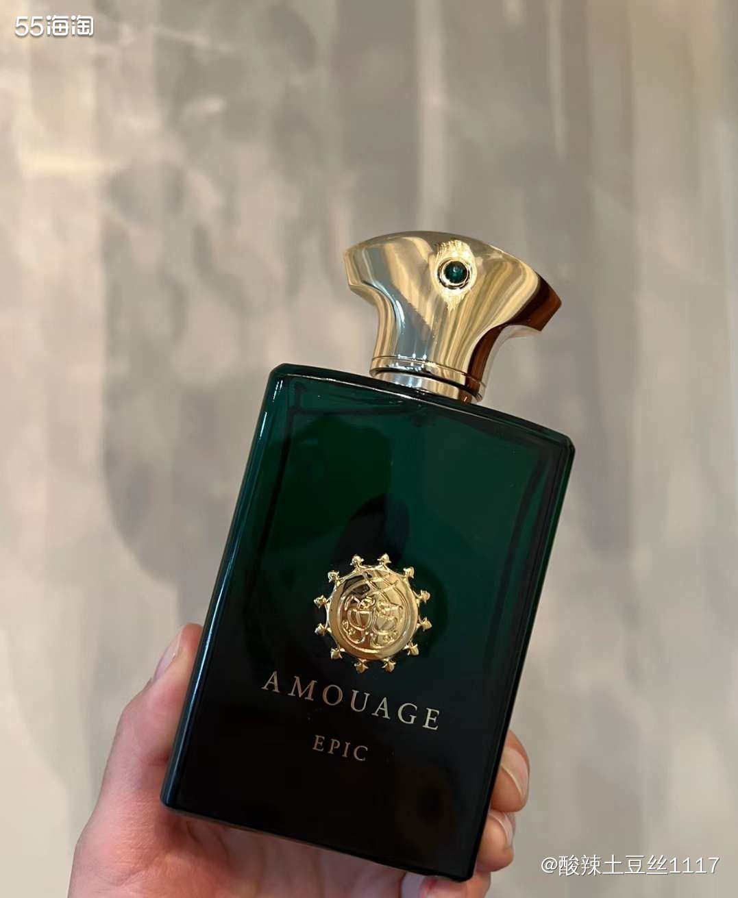 史诗男的前调比女香多了一点烟草皮革之类的男性元素，中调比女香