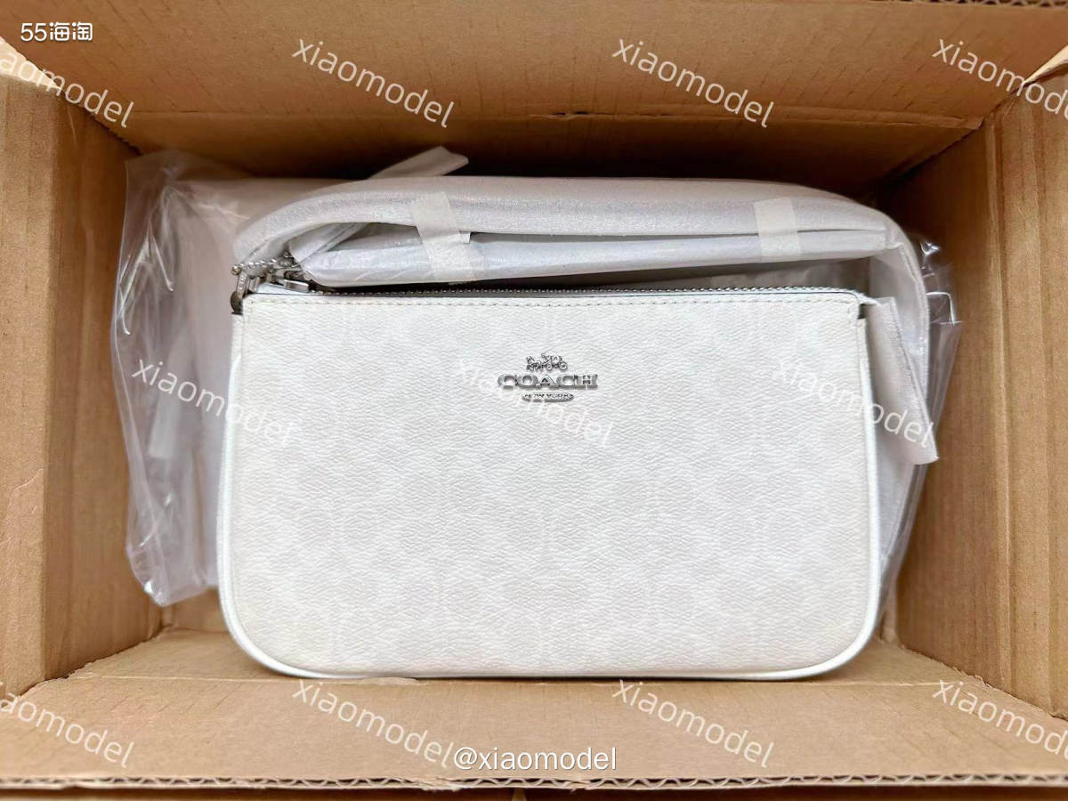 😀冰川白麻将包是coach奥莱上月初新上的款式，适合夏天的
