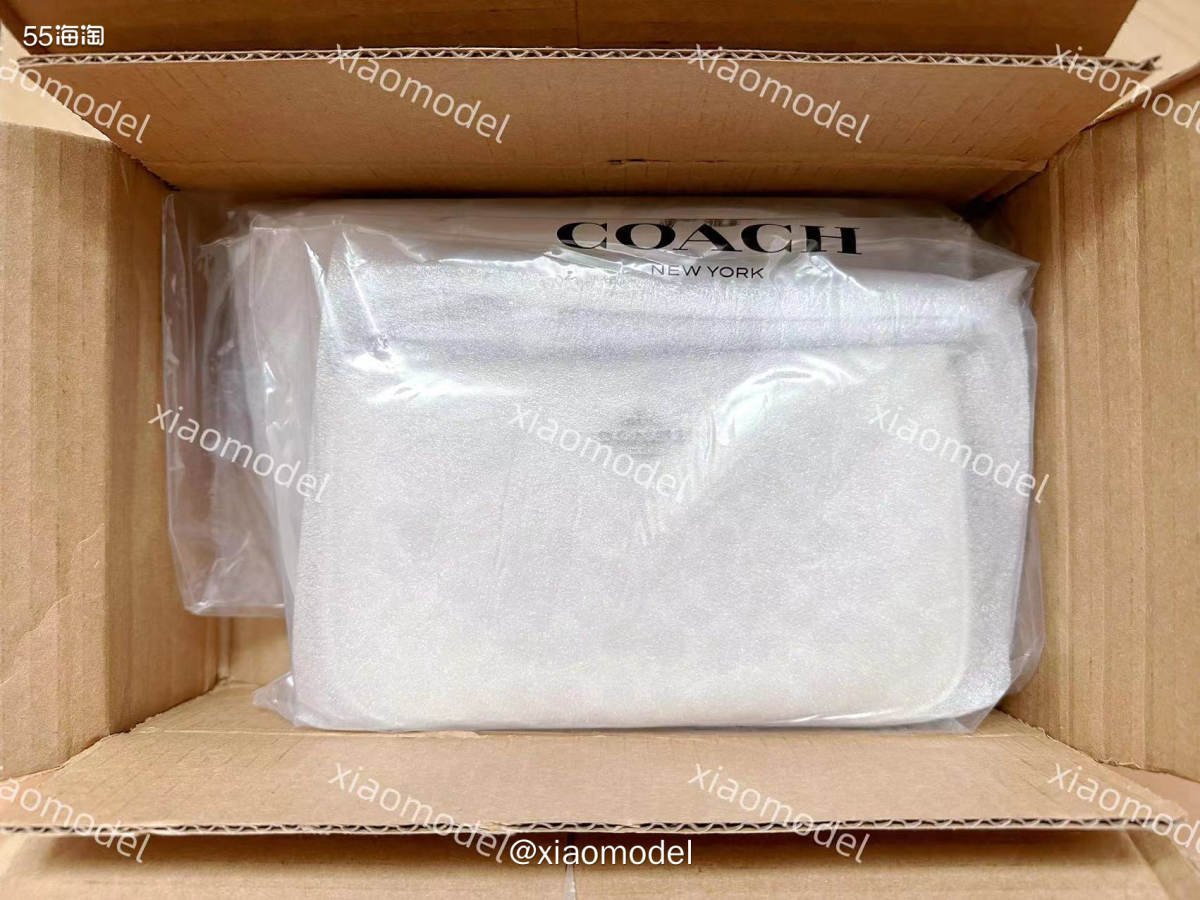 😀冰川白麻将包是coach奥莱上月初新上的款式，适合夏天的