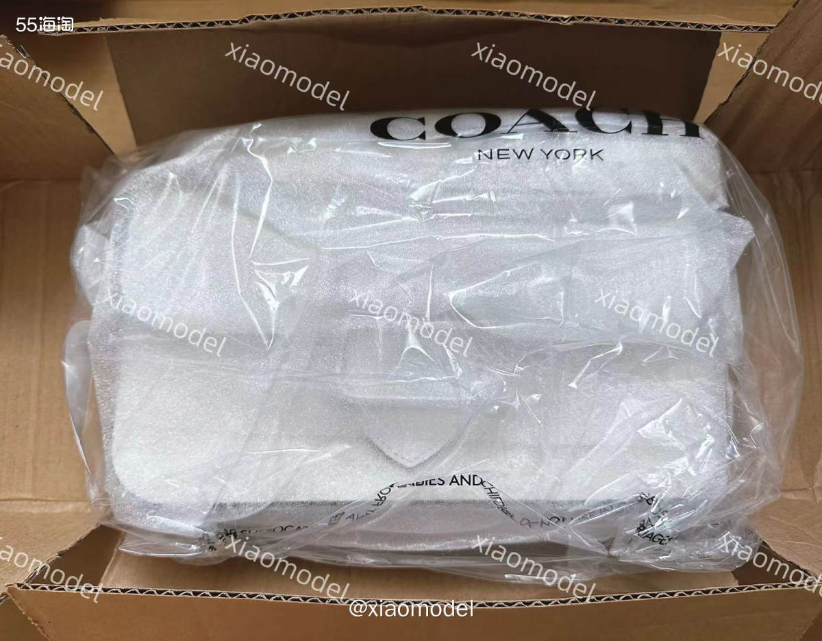 😀Coach这款冰川白老花法棍包是6月奥莱上架的新款，同样