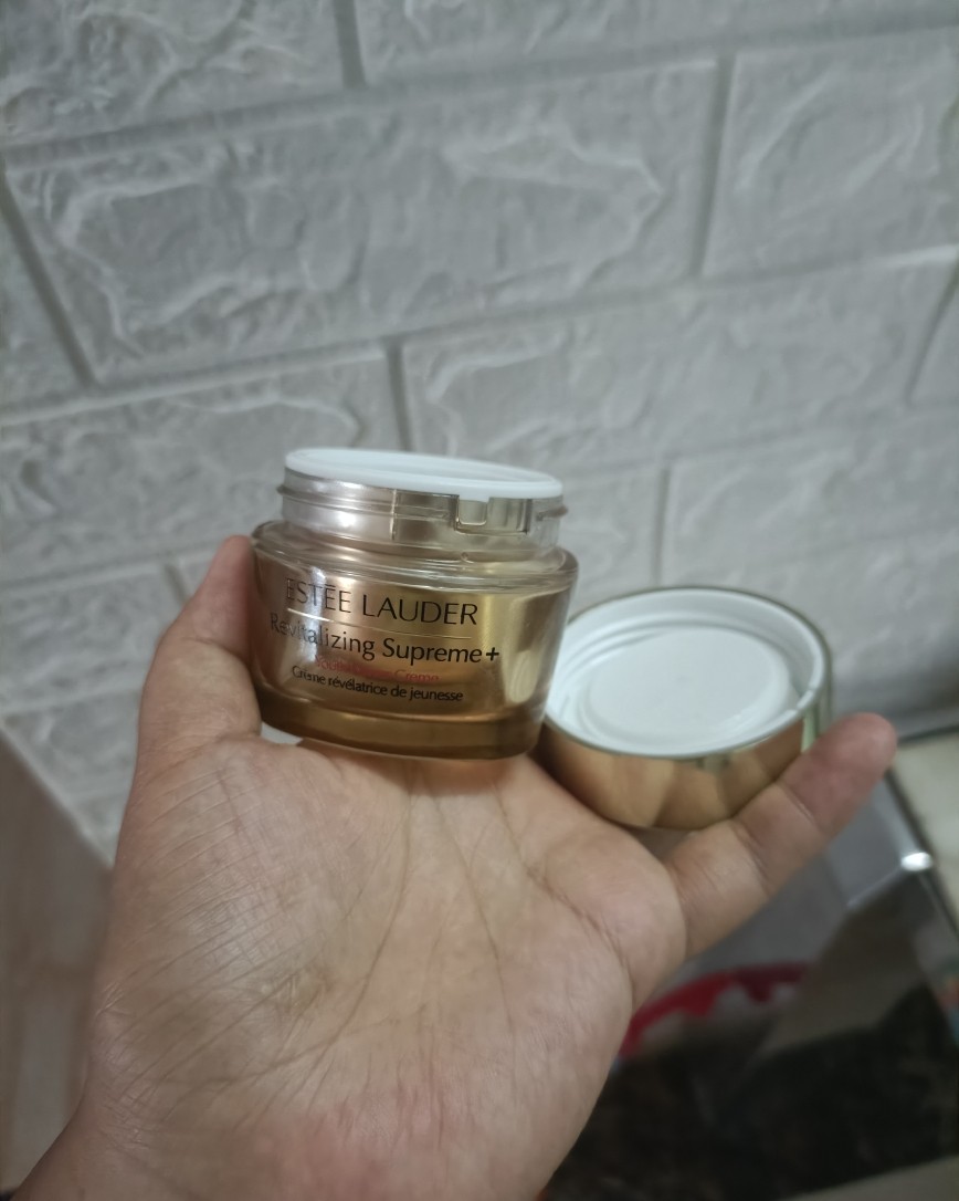 以前一直只爱小众品牌的我入了雅诗兰黛的坑，黑钻面霜也可以预定