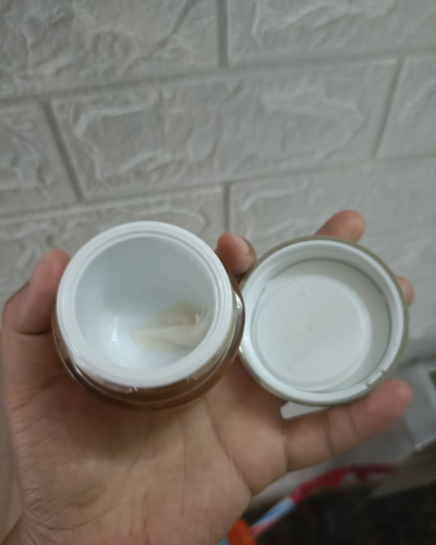 以前一直只爱小众品牌的我入了雅诗兰黛的坑，黑钻面霜也可以预定