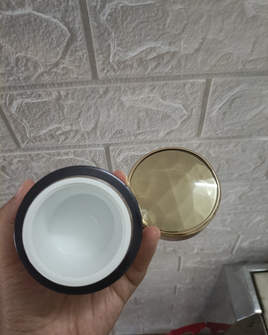 以前一直只爱小众品牌的我入了雅诗兰黛的坑，黑钻面霜也可以预定
