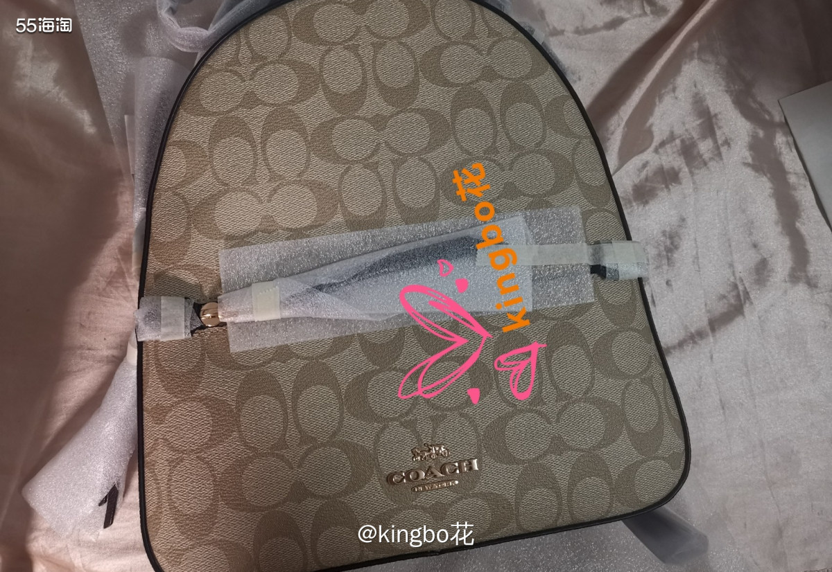 蔻驰卡其色背包又到啦，容量乐观颜值在线！  之前买过一次这个