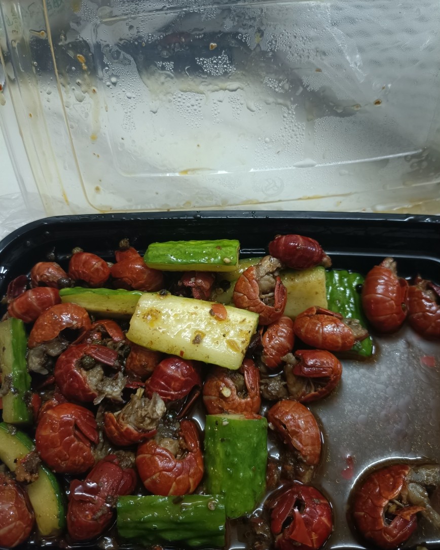 好久没吃烧烤和小龙虾了，今天实在是很想吃，就买了小龙虾和烧烤