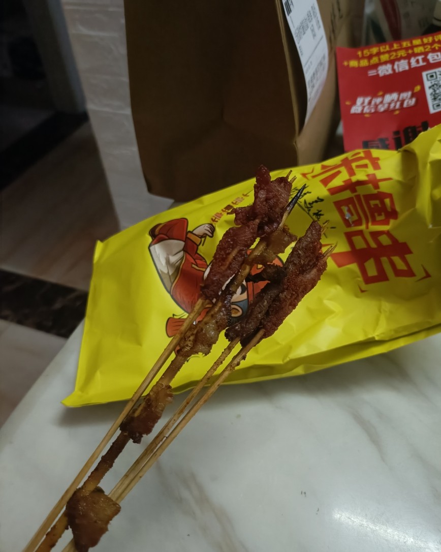 好久没吃烧烤和小龙虾了，今天实在是很想吃，就买了小龙虾和烧烤