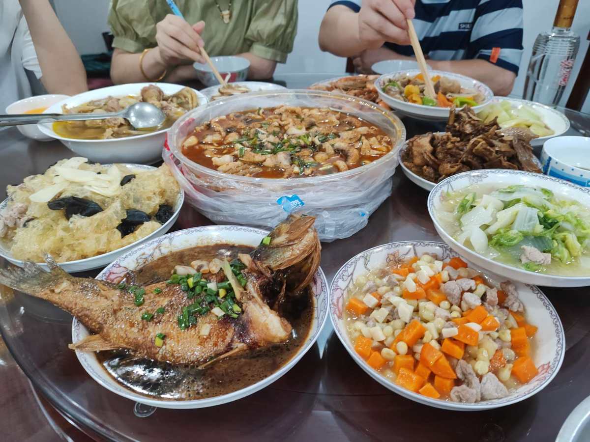 今天下班回家，姐姐他们带着侄女来玩拉！公公婆婆整了一桌子菜！