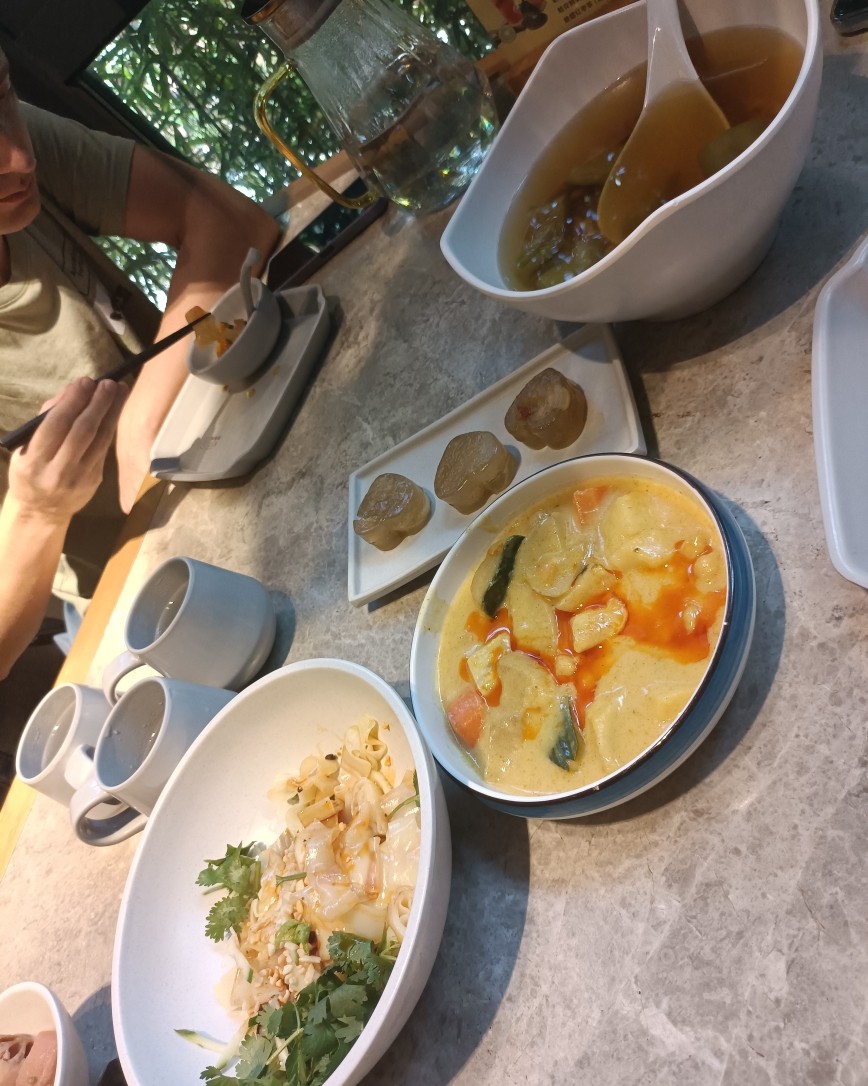 小表妹来这里玩，每天都有去不同的地方，昨天就去了仙湖植物园，