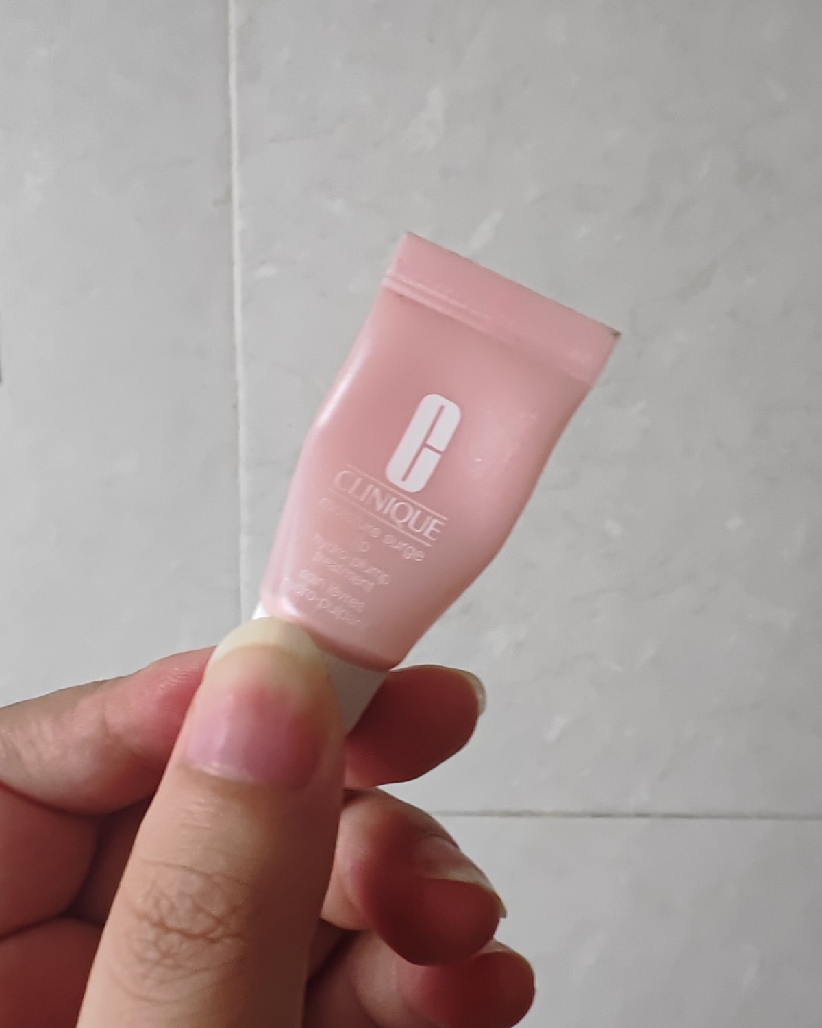 这个润唇膏是倩碧的一个套盒里面拆出来的，7ml一只，但是别小