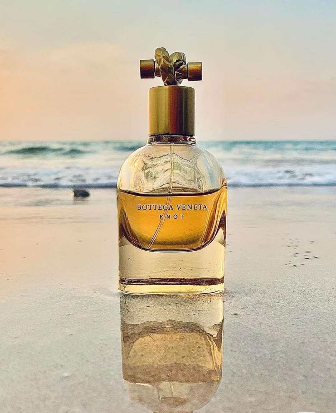 Bottega Veneta的Knot香水，瓶身以其经典的K