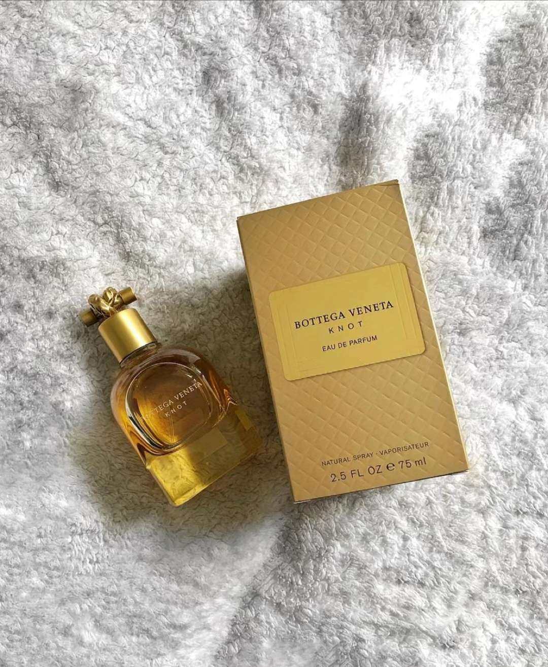 Bottega Veneta的Knot香水，瓶身以其经典的K