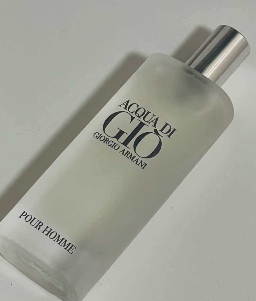 前面我推荐了女士的寄情绿色瓶身的，它家男士也是比较热门的男香