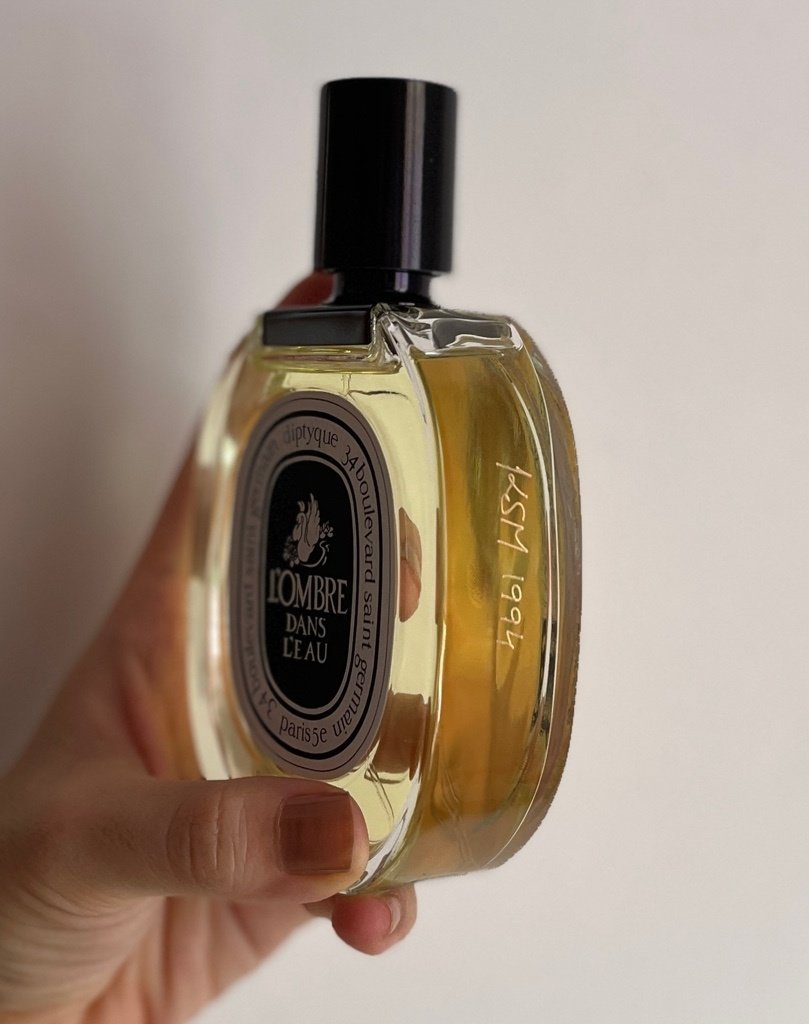 Diptyque蒂普提克水中影淡香水，经典的椭圆扁瓶身，黑瓶