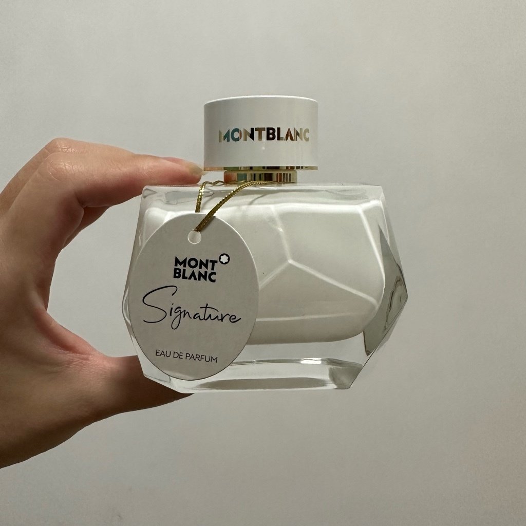 很多人都说万宝龙纯白印记香水像是乳酸菌和哇哈哈，我觉得是因为